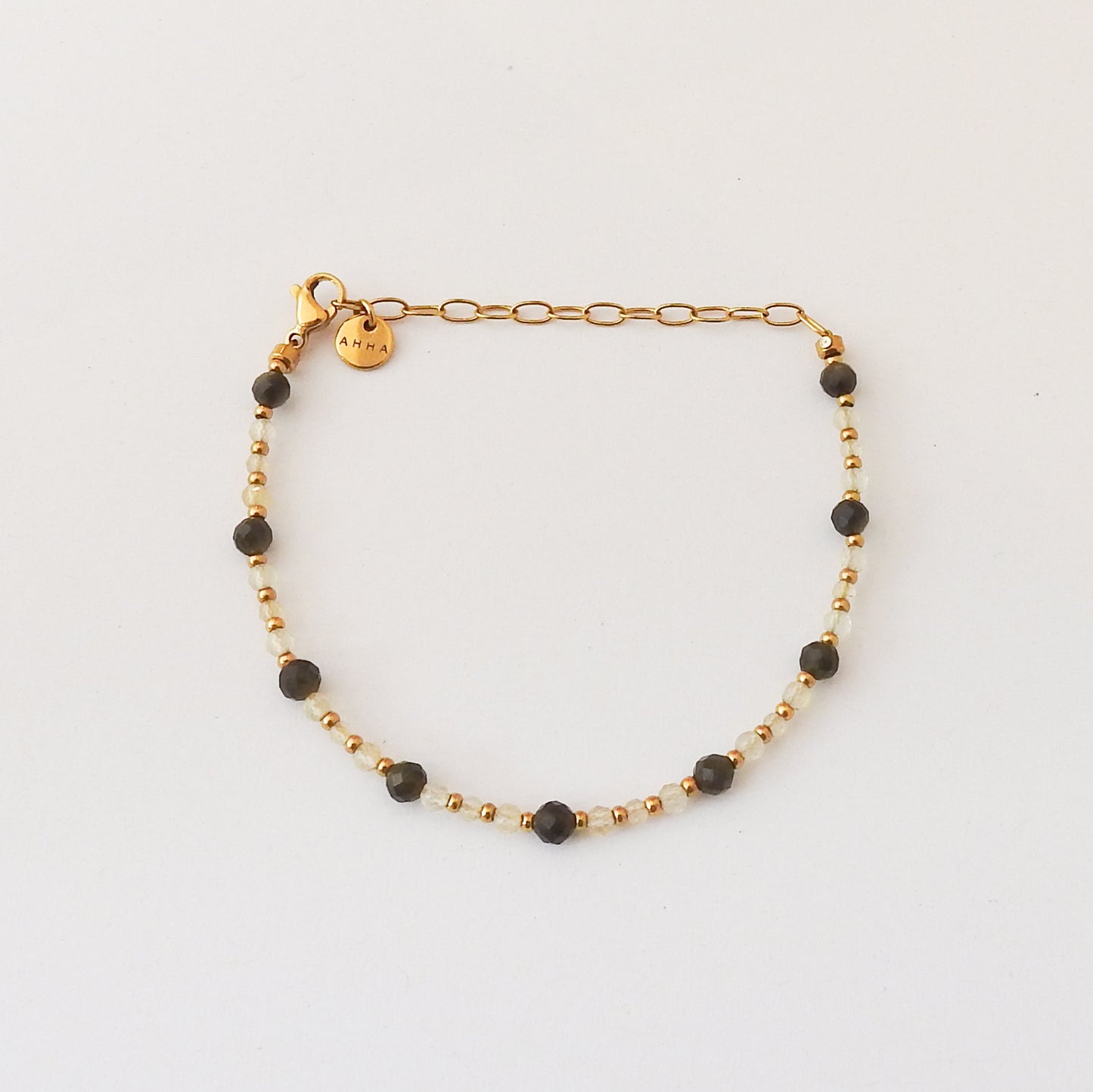 Collier délicat en or orné de perles d'eau douce