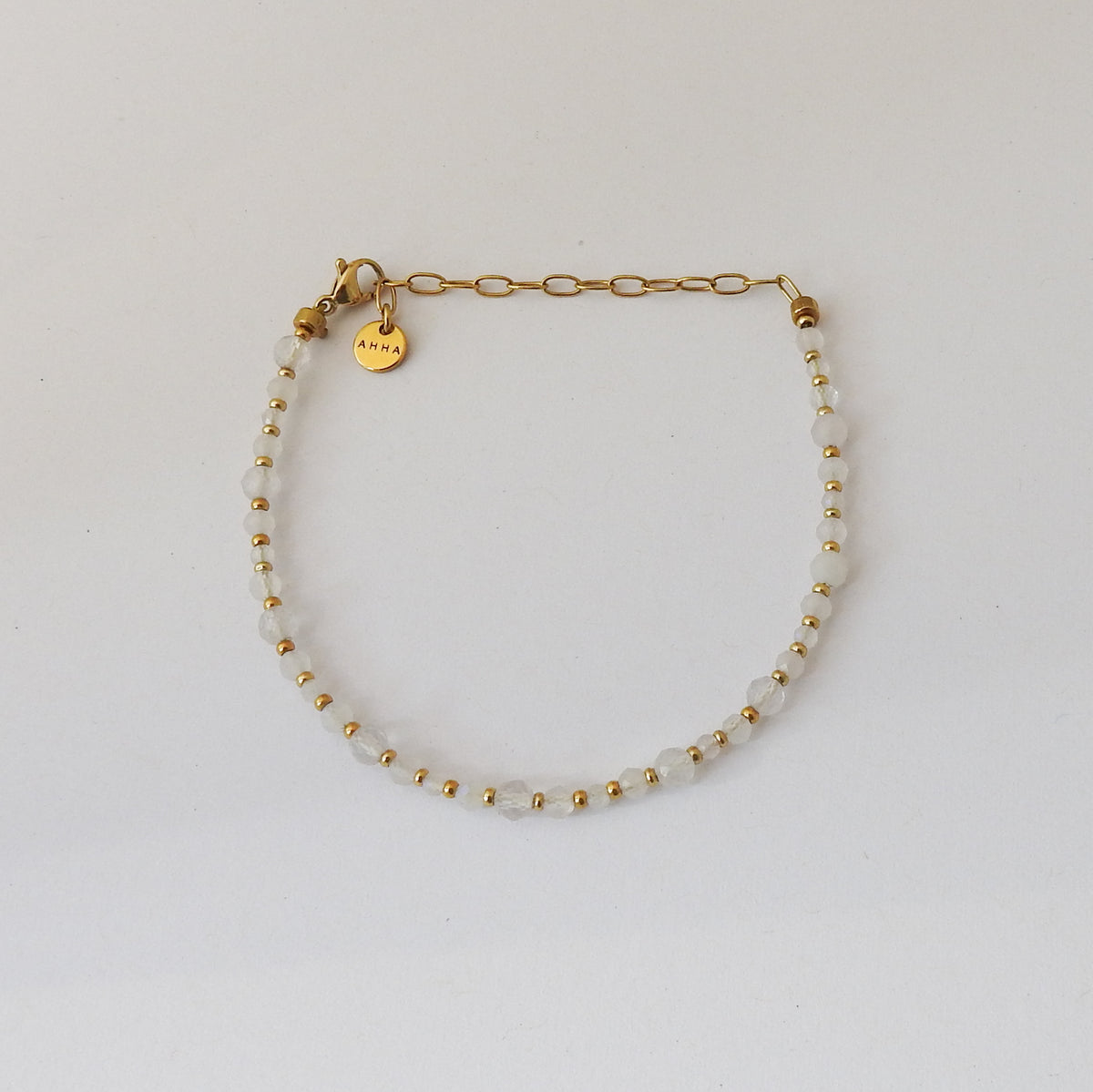 Collier délicat en or orné de perles d'eau douce