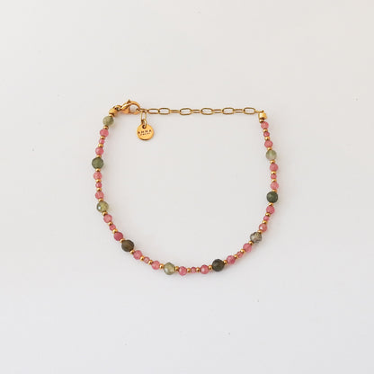 Collier délicat en or orné de perles d'eau douce