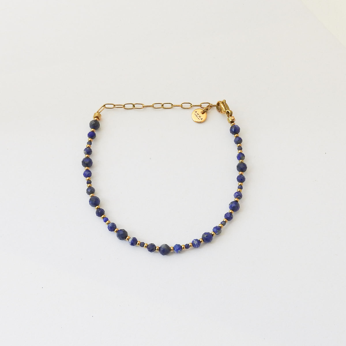 Collier délicat en or orné de perles d'eau douce