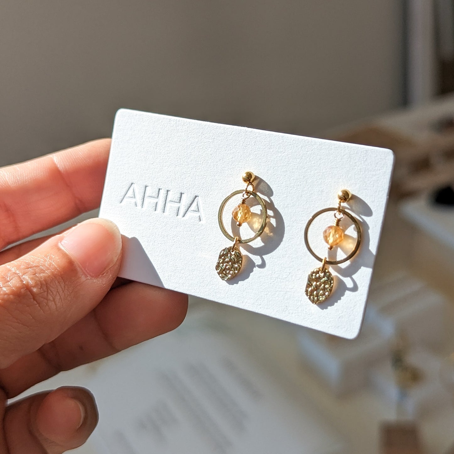 Boucles d'oreilles puces en pierre de naissance avec pierres naturelles